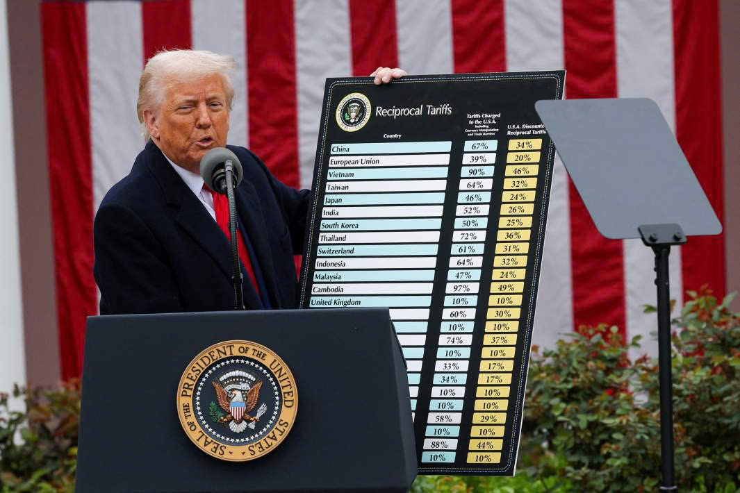 100 ngày đầu tiên của Tổng thống Donald Trump: Lùi một bước, tiến hai bước