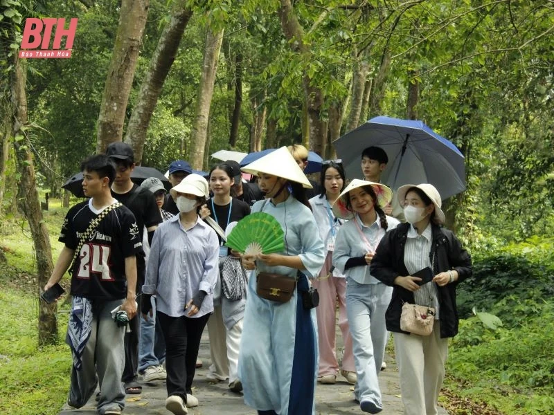Nhiều du khách đến Khu di tích Quốc gia đặc biệt Lam Kinh và thành nhà Hồ trong ngày đầu kỳ nghỉ lễ