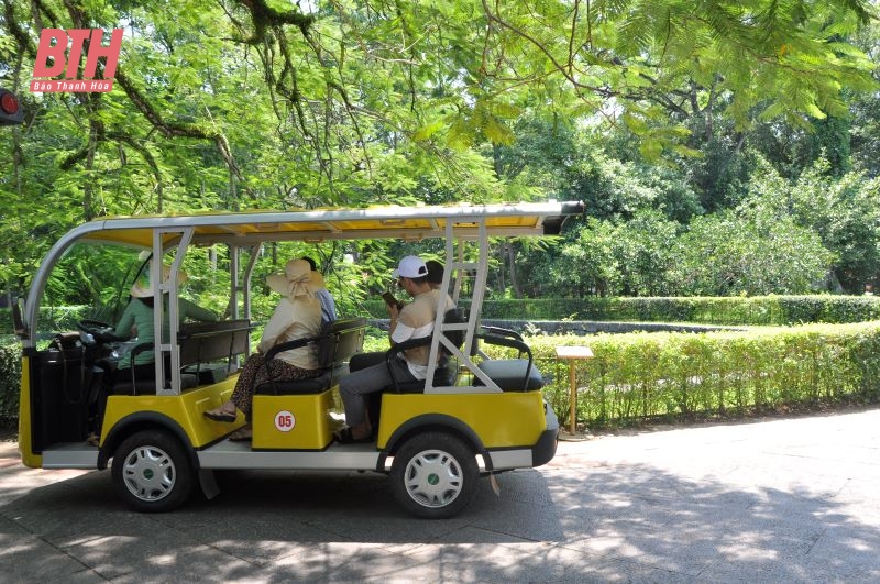 Nhiều du khách đến Khu di tích Quốc gia đặc biệt Lam Kinh và thành nhà Hồ trong ngày đầu kỳ nghỉ lễ