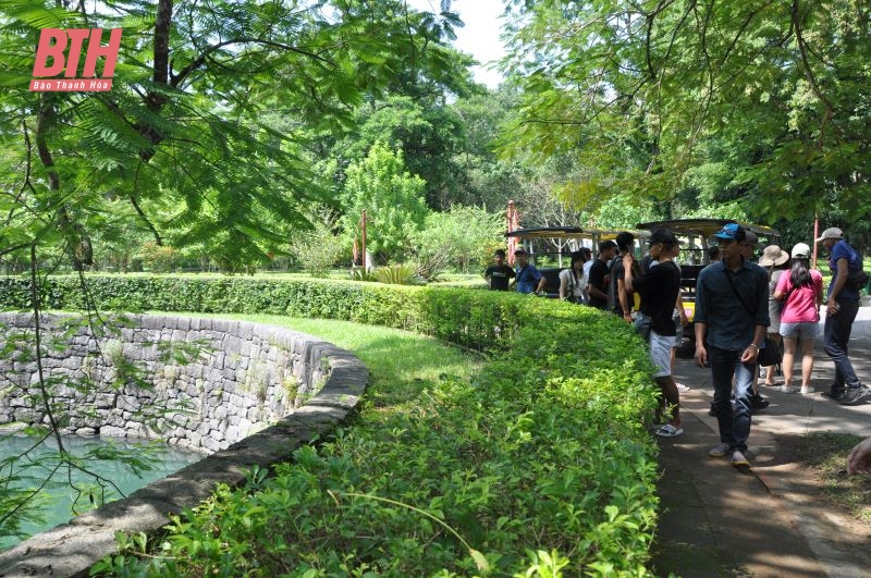 Nhiều du khách đến Khu di tích Quốc gia đặc biệt Lam Kinh và thành nhà Hồ trong ngày đầu kỳ nghỉ lễ