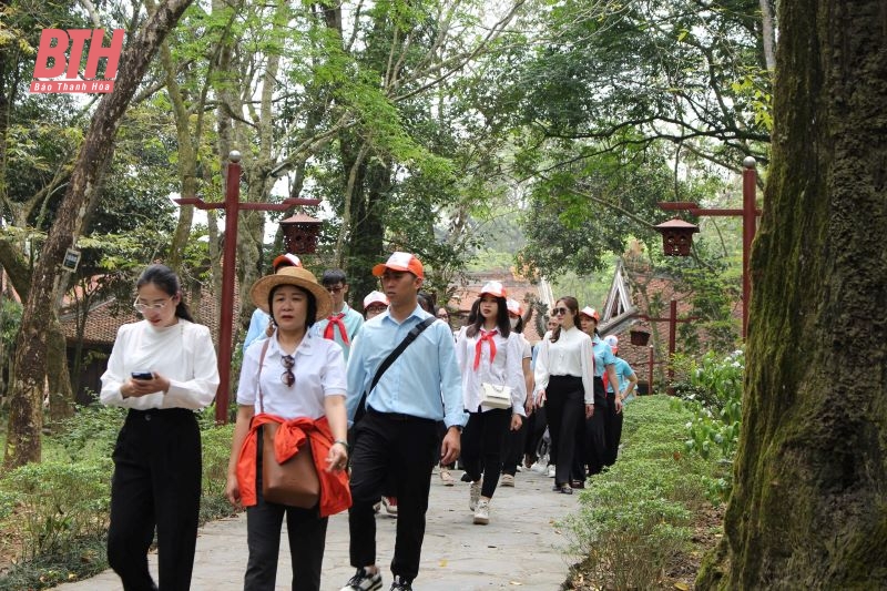 Nhiều du khách đến Khu di tích Quốc gia đặc biệt Lam Kinh và thành nhà Hồ trong ngày đầu kỳ nghỉ lễ