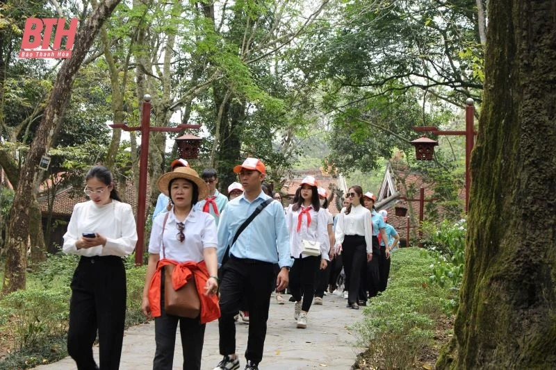 Nhiều du khách đến Khu di tích Quốc gia đặc biệt Lam Kinh và thành nhà Hồ trong ngày đầu kỳ nghỉ lễ