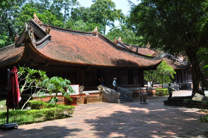 Nhiều du khách đến Khu di tích Quốc gia đặc biệt Lam Kinh và thành nhà Hồ trong ngày đầu kỳ nghỉ lễ