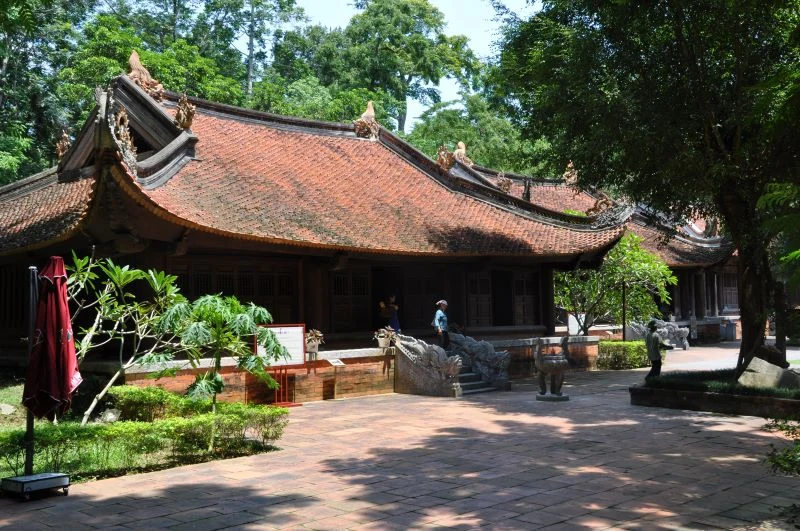 Nhiều du khách đến Khu di tích Quốc gia đặc biệt Lam Kinh và thành nhà Hồ trong ngày đầu kỳ nghỉ lễ