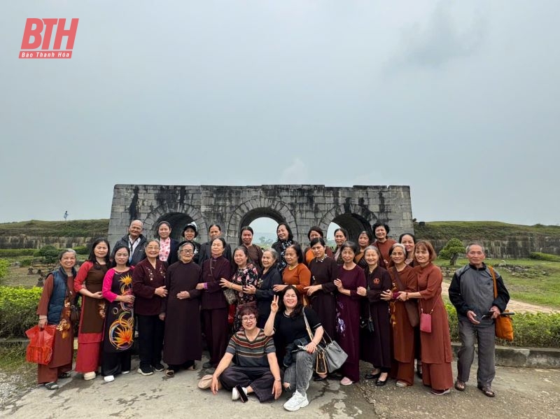 Nhiều du khách đến Khu di tích Quốc gia đặc biệt Lam Kinh và thành nhà Hồ trong ngày đầu kỳ nghỉ lễ