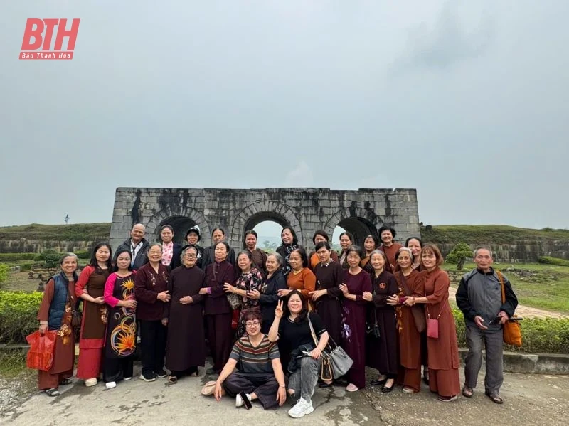 Nhiều du khách đến Khu di tích Quốc gia đặc biệt Lam Kinh và thành nhà Hồ trong ngày đầu kỳ nghỉ lễ