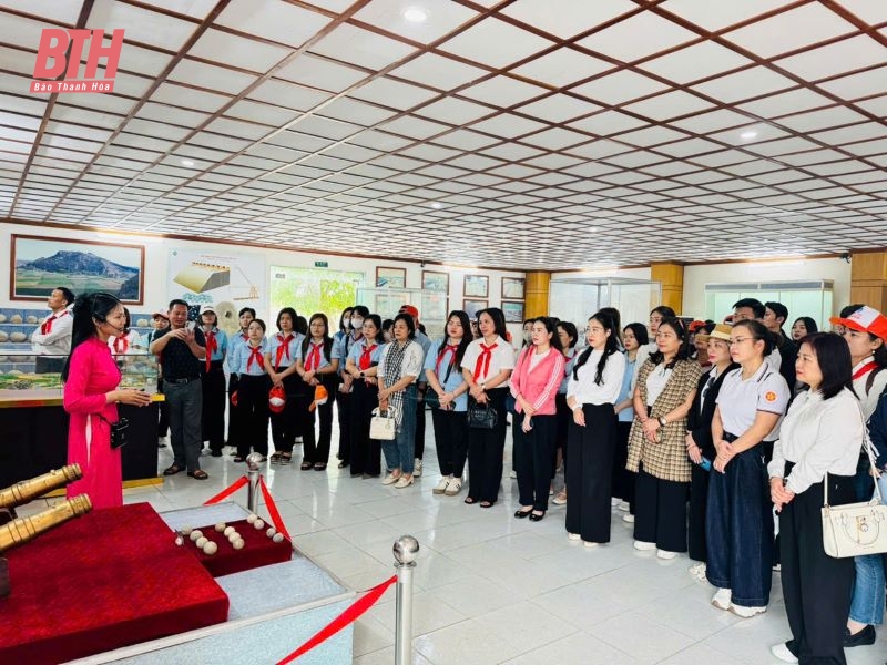 Nhiều du khách đến Khu di tích Quốc gia đặc biệt Lam Kinh và thành nhà Hồ trong ngày đầu kỳ nghỉ lễ
