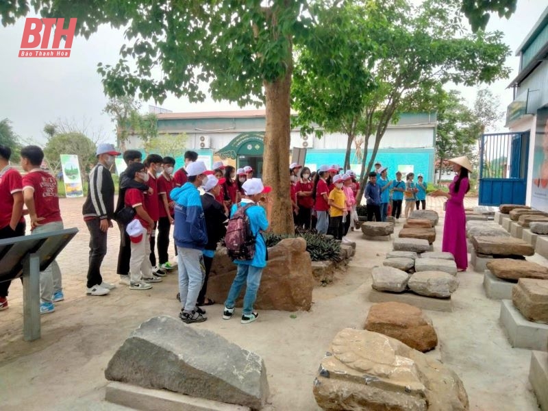 Nhiều du khách đến Khu di tích Quốc gia đặc biệt Lam Kinh và thành nhà Hồ trong ngày đầu kỳ nghỉ lễ