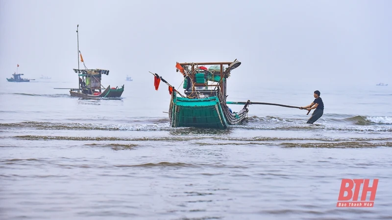 Ngư dân Quảng Xương ra khơi “săn” lộc biển dịp nghỉ lễ 30/4