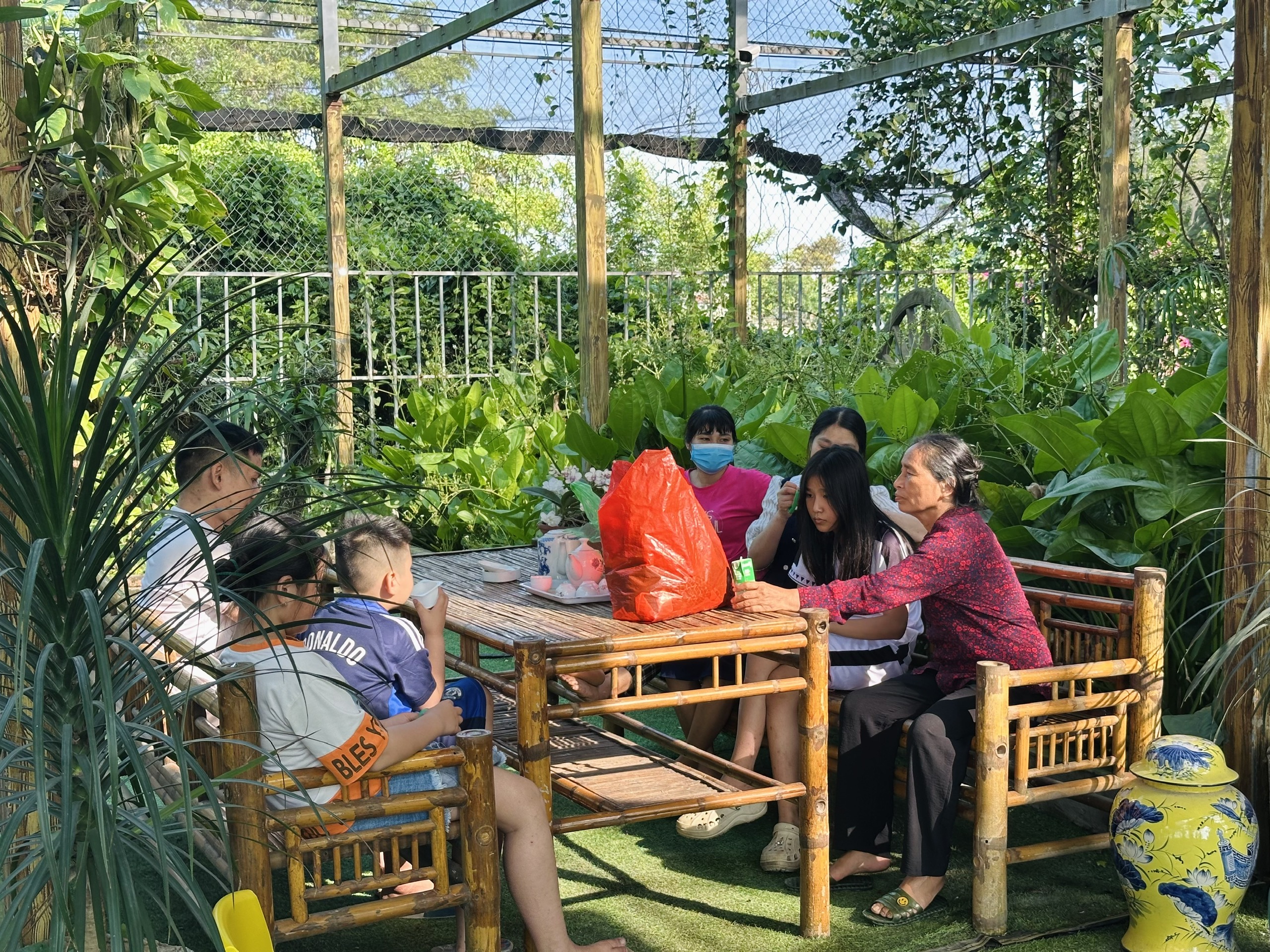 Người dân tận hưởng kỳ nghỉ xanh ngay trong thành phố