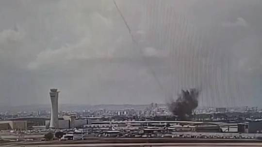 Israel cảnh báo trả đũa sau cuộc tấn công của Houthi vào sân bay