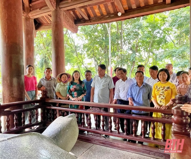 Đoàn đại biểu Mặt trận Lào xây dựng đất nước kèo nhà cái m88 Hủa Phăn dâng hương tại Khu di tích Quốc gia đặc biệt Lam Kinh
