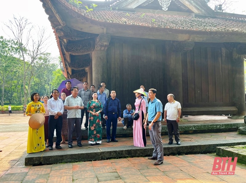 Đoàn đại biểu Mặt trận Lào xây dựng đất nước kèo nhà cái m88 Hủa Phăn dâng hương tại Khu di tích Quốc gia đặc biệt Lam Kinh