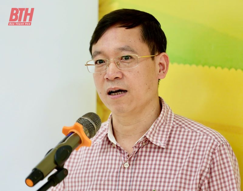 Báo Dân trí phối hợp phối hợp cùng nhà tài trợ trao quà, cấp phát thuốc miễn phí cho người dân huyện Cẩm Thủy
