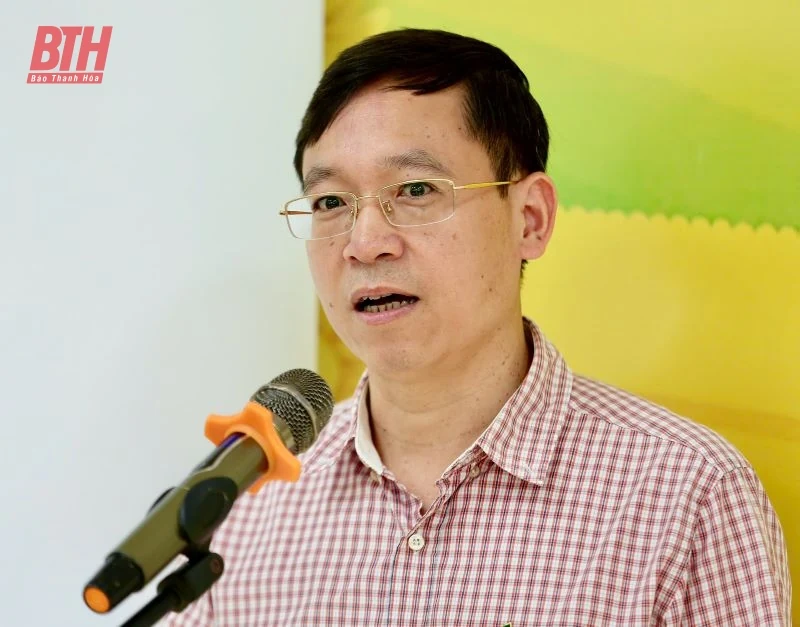 Báo Dân trí phối hợp cùng nhà tài trợ trao quà, cấp phát thuốc miễn phí cho người dân huyện Cẩm Thủy