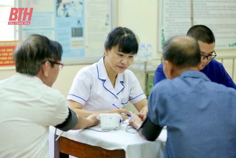 Báo Dân trí phối hợp phối hợp cùng nhà tài trợ trao quà, cấp phát thuốc miễn phí cho người dân huyện Cẩm Thủy