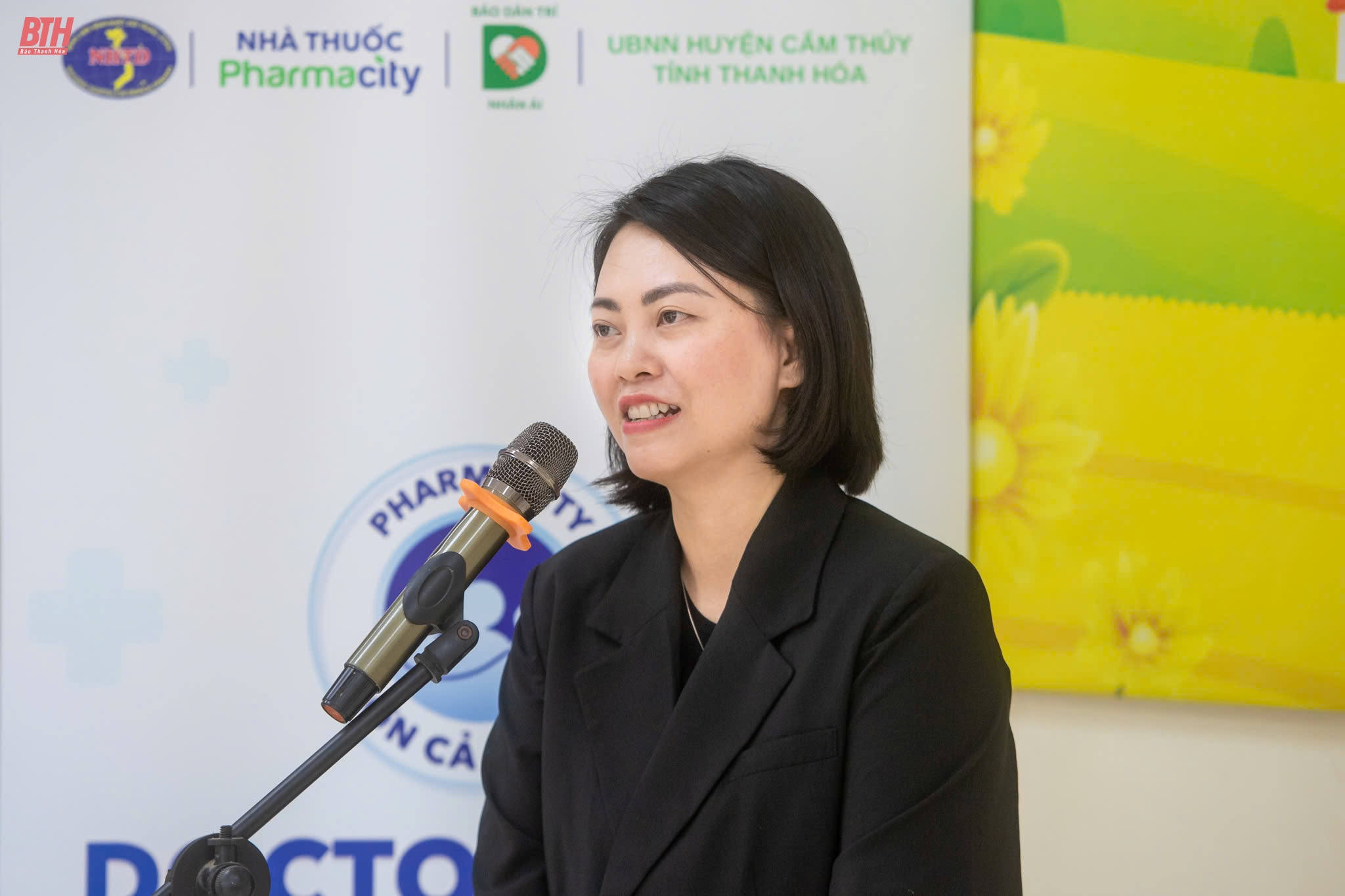 Báo Dân trí phối hợp phối hợp cùng nhà tài trợ trao quà, cấp phát thuốc miễn phí cho người dân huyện Cẩm Thủy