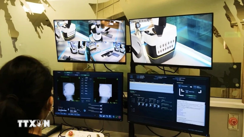 Bệnh viện đầu tiên ở Việt Nam có hệ thống robot xạ phẫu tích hợp AI chữa ung thư