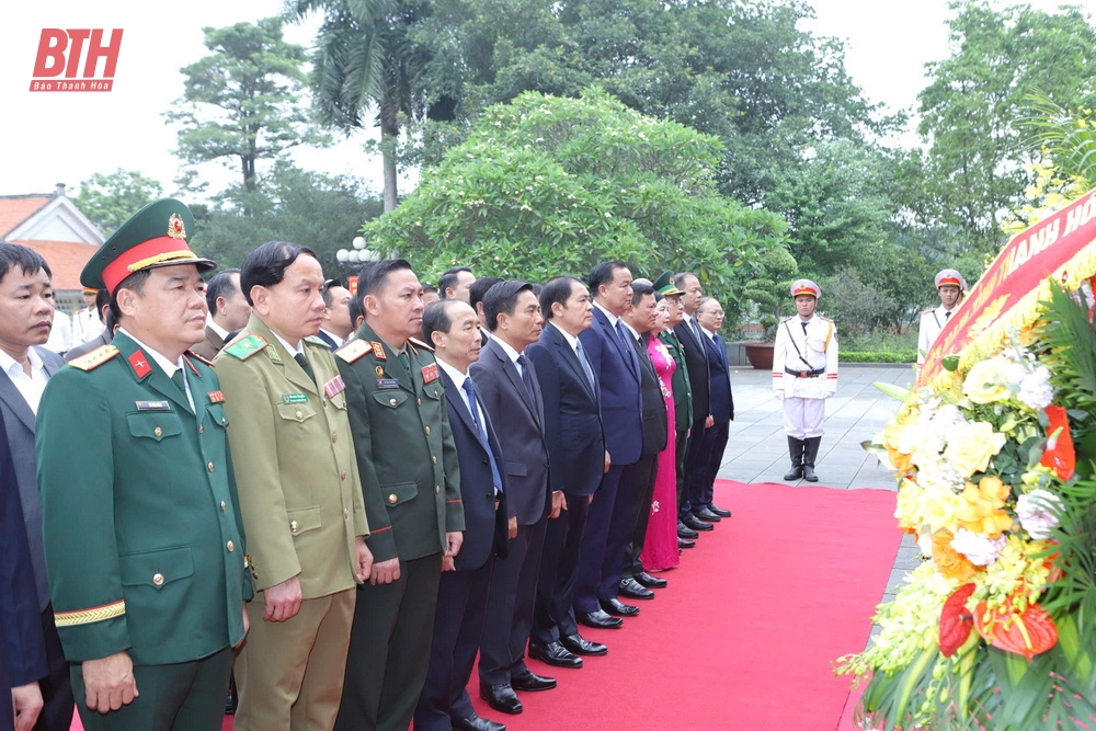 Đoàn đại biểu cấp cao hai tỉnh Thanh Hóa - Hủa Phăn dâng hương Chủ tịch Hồ Chí Minh, Bà mẹ Việt Nam Anh hùng và các Anh hùng liệt sĩ