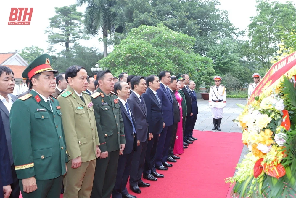 Đoàn đại biểu cấp cao hai m88 cá cược thể thao trực tuyến Thanh Hóa - Hủa Phăn dâng hương Chủ tịch Hồ Chí Minh, Bà mẹ Việt Nam Anh hùng và các Anh hùng liệt sĩ