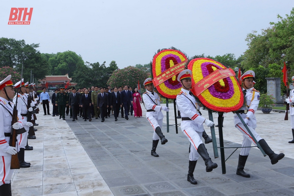 Đoàn đại biểu cấp cao hai tỉnh Thanh Hóa - Hủa Phăn dâng hương Chủ tịch Hồ Chí Minh, Bà mẹ Việt Nam Anh hùng và các Anh hùng liệt sĩ