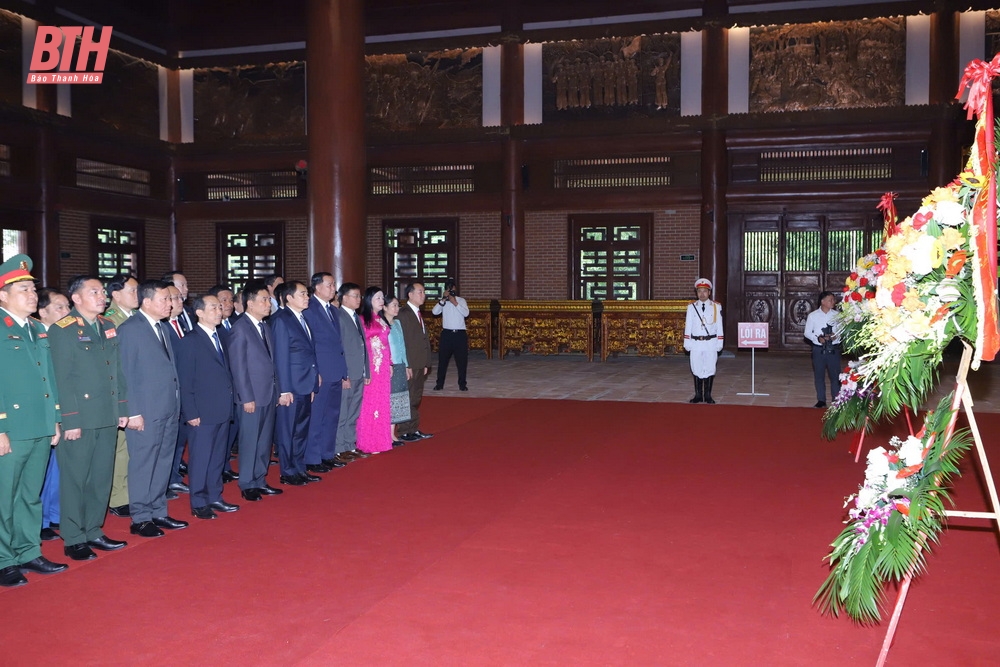 Đoàn đại biểu cấp cao hai tỉnh Thanh Hóa - Hủa Phăn dâng hương Chủ tịch Hồ Chí Minh, Bà mẹ Việt Nam Anh hùng và các Anh hùng liệt sĩ