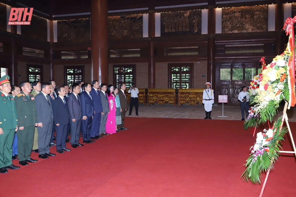 Đoàn đại biểu cấp cao hai m88 cá cược thể thao trực tuyến Thanh Hóa - Hủa Phăn dâng hương Chủ tịch Hồ Chí Minh, Bà mẹ Việt Nam Anh hùng và các Anh hùng liệt sĩ