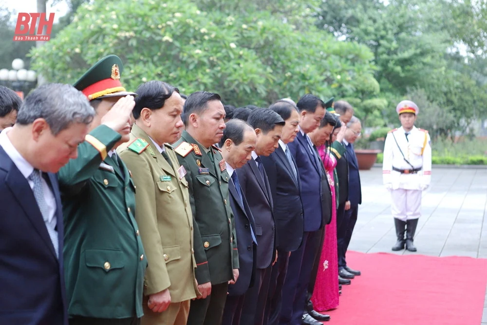 Đoàn đại biểu cấp cao hai m88 cá cược thể thao trực tuyến Thanh Hóa - Hủa Phăn dâng hương Chủ tịch Hồ Chí Minh, Bà mẹ Việt Nam Anh hùng và các Anh hùng liệt sĩ
