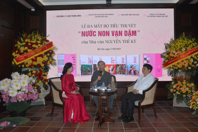 Nước non vạn dặm: Bộ tiểu thuyết đồ sộ về cuộc đời và sự nghiệp của Bác Hồ