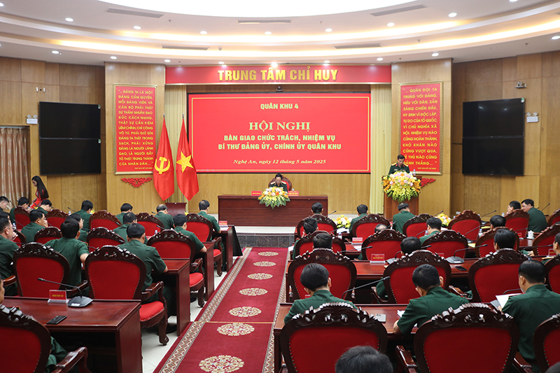 Quân khu 4: Bàn giao chức trách, nhiệm vụ Bí thư Đảng ủy, Chính ủy Quân khu