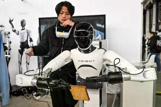 Trung Quốc cách mạng hóa ngành sản xuất với robot hình người