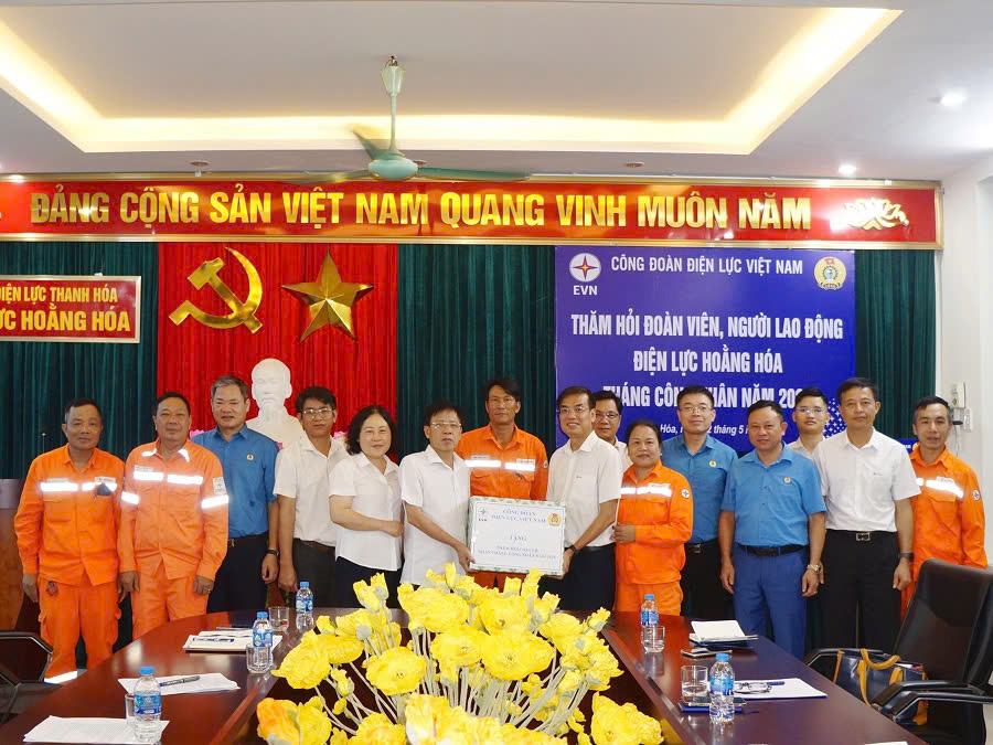 Công đoàn EVN thăm hỏi, động viên người lao động Công ty Điện lực Thanh Hóa
