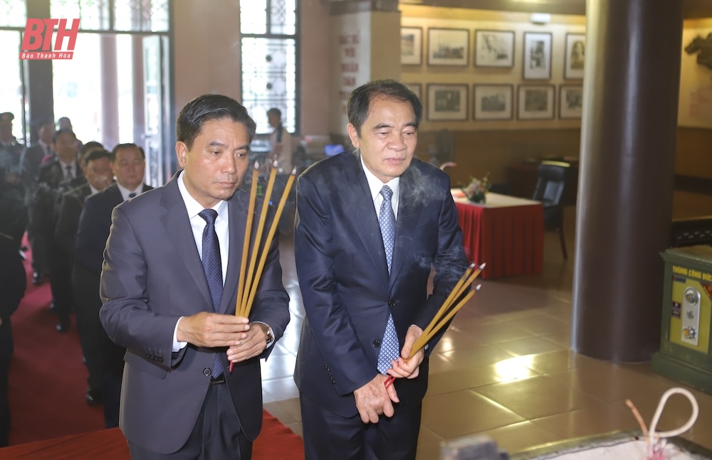 Đoàn đại biểu cấp cao hai tỉnh Thanh Hóa - Hủa Phăn dâng hương Chủ tịch Hồ Chí Minh, Bà mẹ Việt Nam Anh hùng và các Anh hùng liệt sĩ