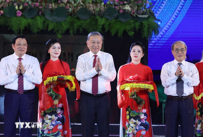 Khai mạc Lễ m m88 Làng Sen và khánh thành công trình Tượng Bác Hồ về thăm quê
