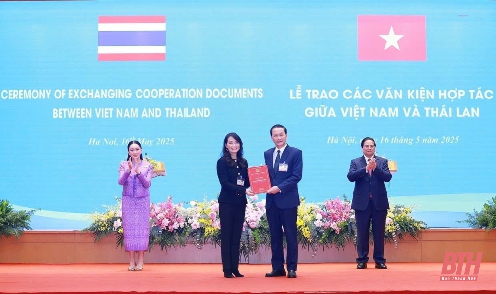 Chủ tịch UBND link vào m88 mới nhất Đỗ Minh Tuấn trao quyết định chấp thuận đầu tư cho Tập đoàn WHA - Thái Lan