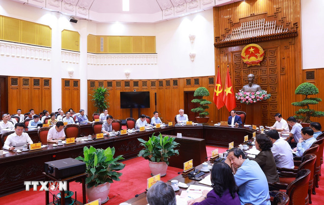 Xây dựng các nghị định phân cấp, phân quyền mạnh cho chính quyền địa phương