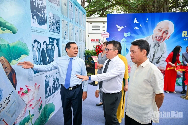 m88 cá cược thể thao trực tuyến khai mạc triển lãm và ra mắt ấn phẩm đặc biệt kỷ niệm 135 năm Ngày sinh Chủ tịch Hồ Chí Minh