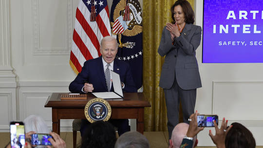 Ông Trump cáo buộc các cố vấn của cựu tổng thống Biden phản quốc