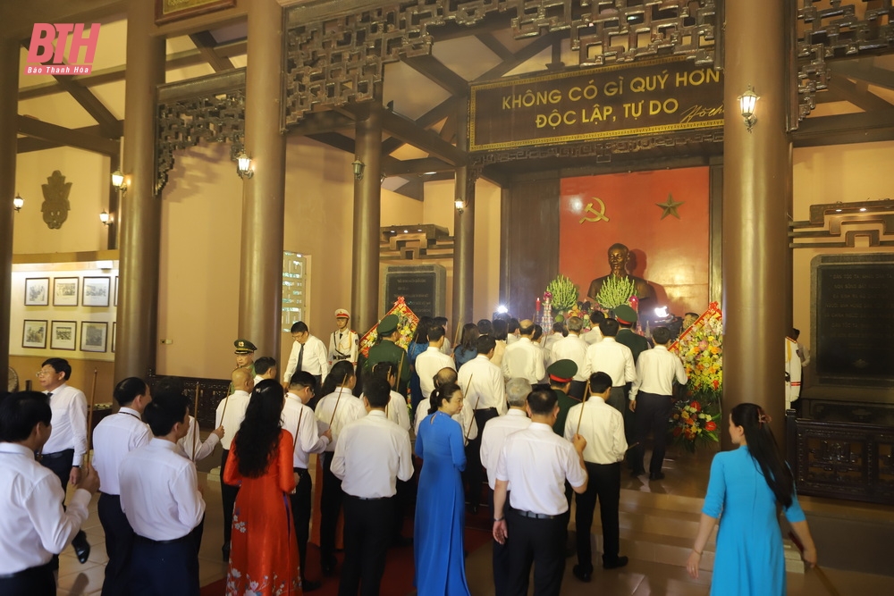 Đoàn đại biểu tỉnh Thanh Hóa dâng hoa, dâng hương Chủ tịch Hồ Chí Minh nhân kỷ niệm 135 ngày sinh của Người