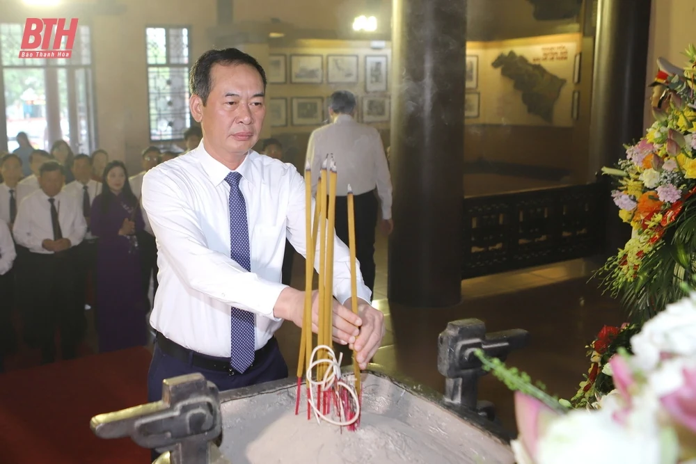 Đoàn đại biểu kèo nhà cái m88 Thanh Hóa dâng hoa, dâng hương Chủ tịch Hồ Chí Minh nhân kỷ niệm 135 ngày sinh của Người
