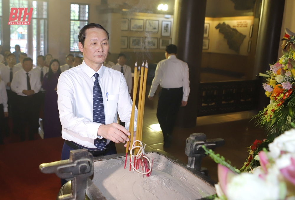 Đoàn đại biểu tỉnh Thanh Hóa dâng hoa, dâng hương Chủ tịch Hồ Chí Minh nhân kỷ niệm 135 ngày sinh của Người