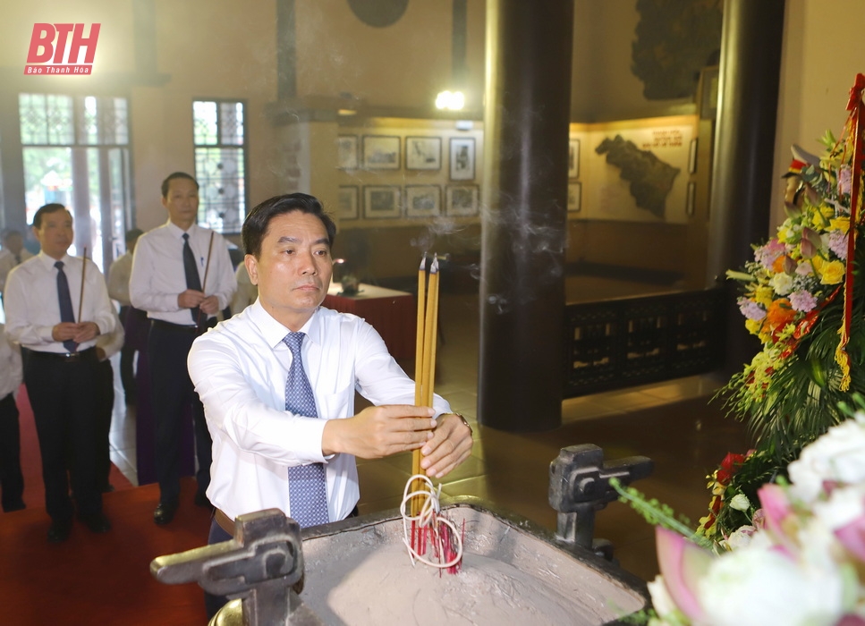 Đoàn đại biểu tỉnh Thanh Hóa dâng hoa, dâng hương Chủ tịch Hồ Chí Minh nhân kỷ niệm 135 ngày sinh của Người