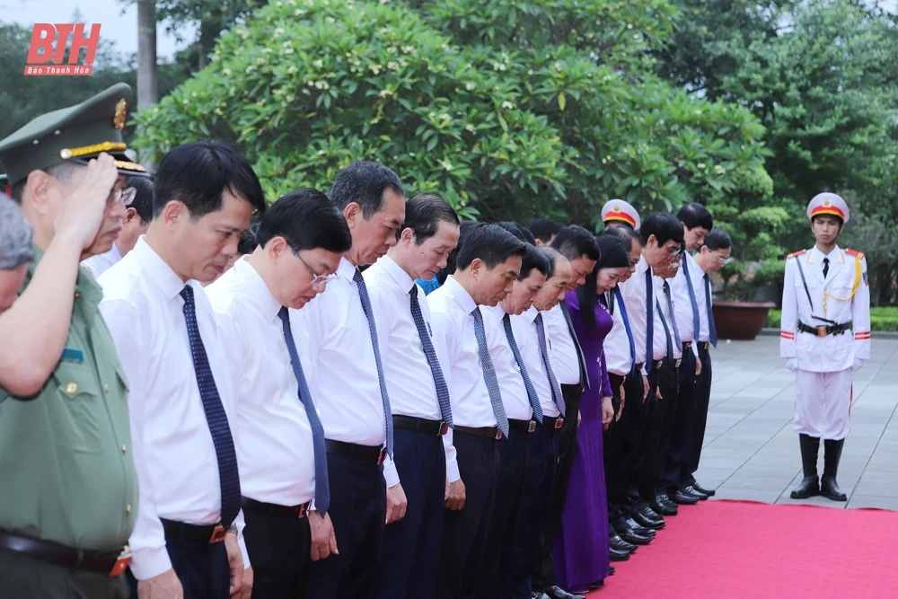 Đoàn đại biểu kèo nhà cái m88 Thanh Hóa dâng hoa, dâng hương Chủ tịch Hồ Chí Minh nhân kỷ niệm 135 ngày sinh của Người