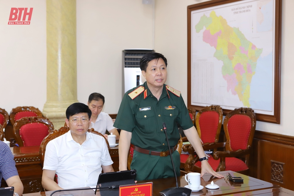 Ban Thường vụ Tỉnh ủy chúc mừng Thiếu tướng Lê Văn Trung, Phó Chính ủy Quân khu 4