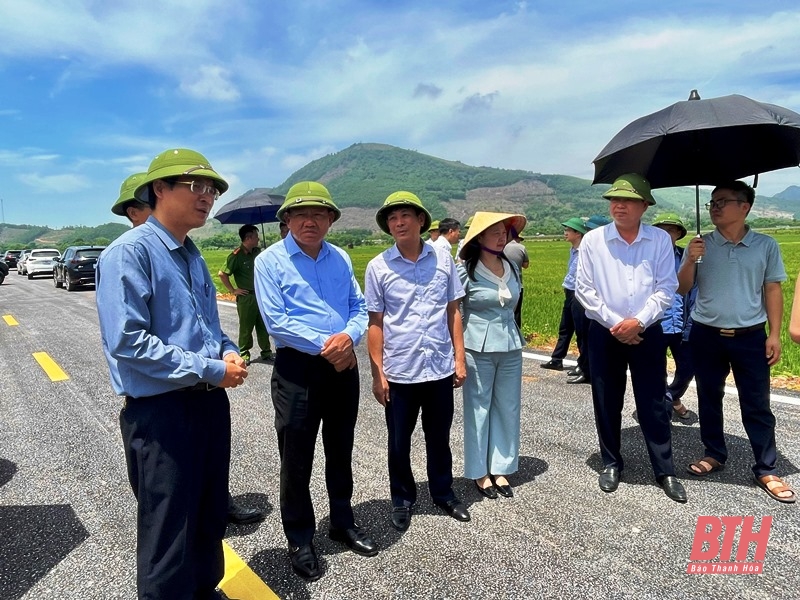 Kiểm tra, đôn đốc việc triển khai sắp xếp đơn vị hành chính dang nhap m88 xã; hỗ trợ xây dựng nhà ở cho hộ nghèo và giải ngân vốn đầu tư công tại huyện Hà Trung