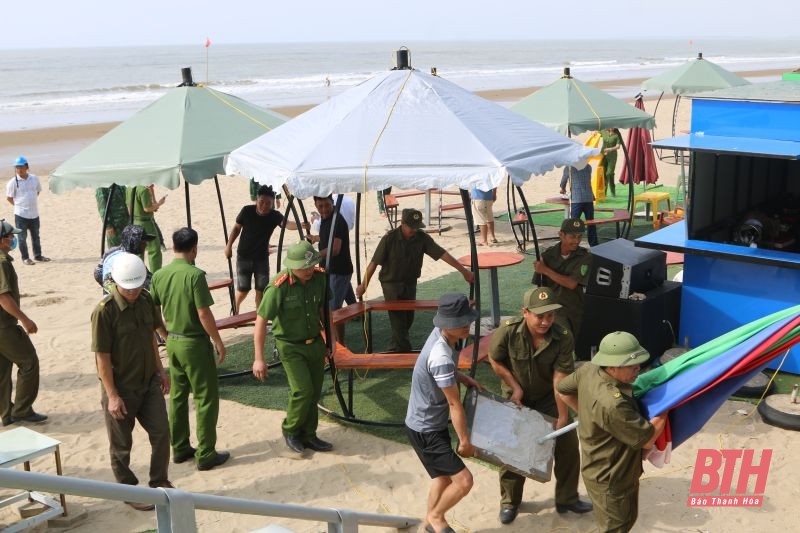 Hoằng Hoá: Tháo dỡ lều, quán lấn chiếm bãi biển Hải Tiến