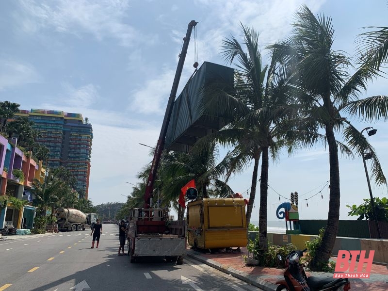 Hoằng Hoá: Tháo dỡ lều, quán lấn chiếm bãi biển Hải Tiến