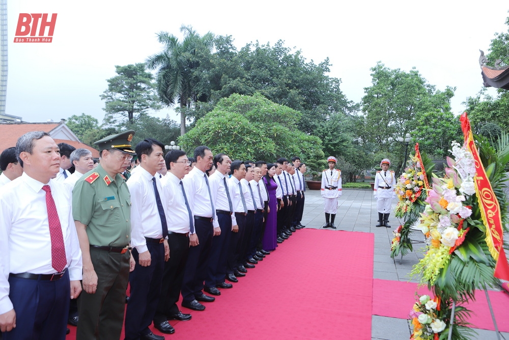 Đoàn đại biểu tỉnh Thanh Hóa dâng hoa, dâng hương Chủ tịch Hồ Chí Minh nhân kỷ niệm 135 ngày sinh của Người
