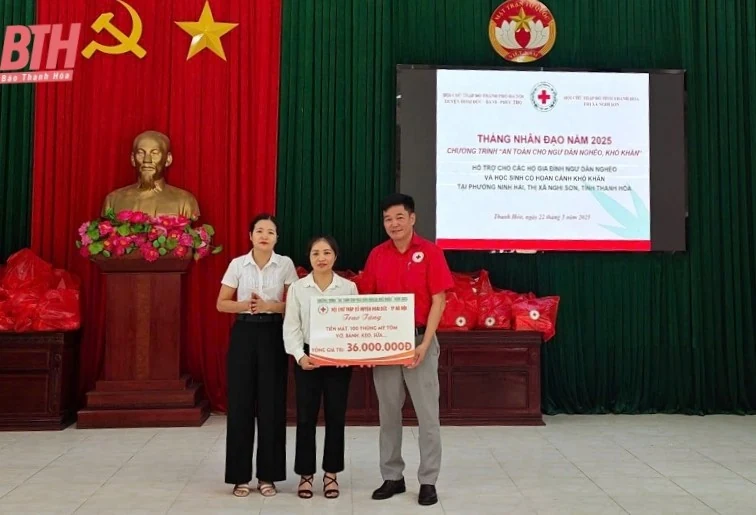 Trao quà nhà cái m88 ngư dân và học sinh có hoàn cảnh khó khăn tại thị xã Nghi Sơn