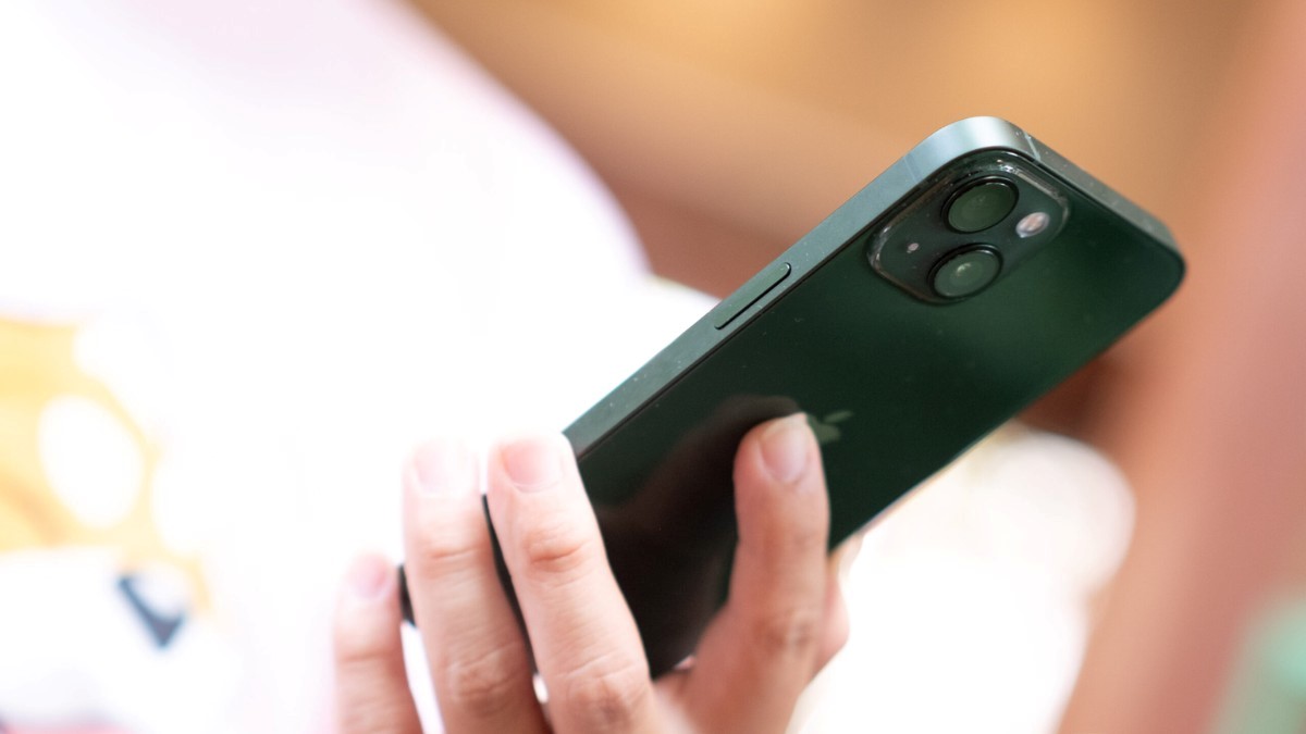 Nên mua iPhone 13 mới hay cũ ở thời điểm giữa cuối năm 2025?